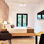 Ariqus Fira Apartments