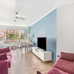 Sunny Beachfront Apartment With Pool And Aircon