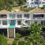 Villa Exclusiva Con Terraza Y Jardin