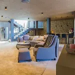 Casa Tradicional Con Bonita Piscina