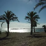 Banus Elegant Modern Studio