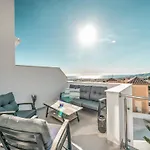 Luxurious Townhouse With View, 3 Terraces And Pool