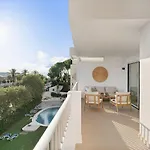 Elegant 3 Bedroom Apartment With Sea And Mountain Views