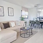 Modern 2 Bed Apartment - Jardines De Las Lagunas