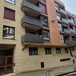 Cozy Yellow Home In Getxo