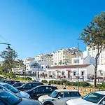Elegant Apartment, Steps From The Sea With Parking Included
