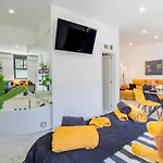 The Juanita Reina'S Jacuzzi Apartment