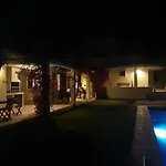 Schoenes Ferienhaus Fuer 6 Personen Mit Pool
