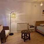Habitacion Amplia Y Tranquila Con Bano Privado En Piso Compartido