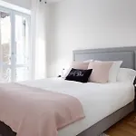 H Suite2A By Smiling Rentals