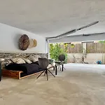 Tropical Garden Home - Cozy Ground Floor Stay