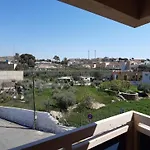 Amplio Piso De 3 Dormitorios Con Balcon Y Aparcamiento - Alborania