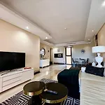 5 Stars Beachfront Paradise - Seaview, Always Heated Pool, Gym, Sauna!