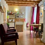 Charming Studio With Private Patio In Old Town
