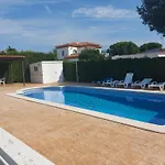 Amplio Chalet Con Gran Piscina