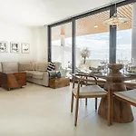 Seaside Escape With Views, Pool And Parking Rems