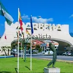 Junto Paseo Maritimo Piscinas Jardines Y Parking