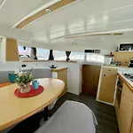 Barco Para Dormir Sobre El Mar