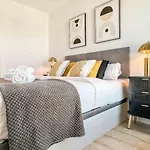 Modern Sky-Rise Living With Pool And Parking Rems