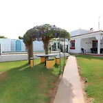 Villa Familiar Con Piscina Privada Y Jardin