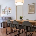 11Jog1036 - Huge & Bright Apartment Train Station