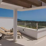 Split-Level Apartment With Spa & Private Rooftop