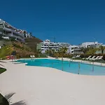 Split-Level Apartment With Spa & Private Rooftop