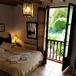 Trisqueles Y Buganvillas