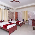 Oyo 9637 Hotel Upasana Palace 2