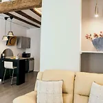Cathedral Modern 2Br, 1Ba, Wifi, A\C, Balcony