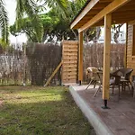 Casita De Madera Junto Al Mar