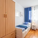 Calido Apartamento Con Piscina En Barcelona