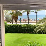 T&H Las Palmeras Family Apartment