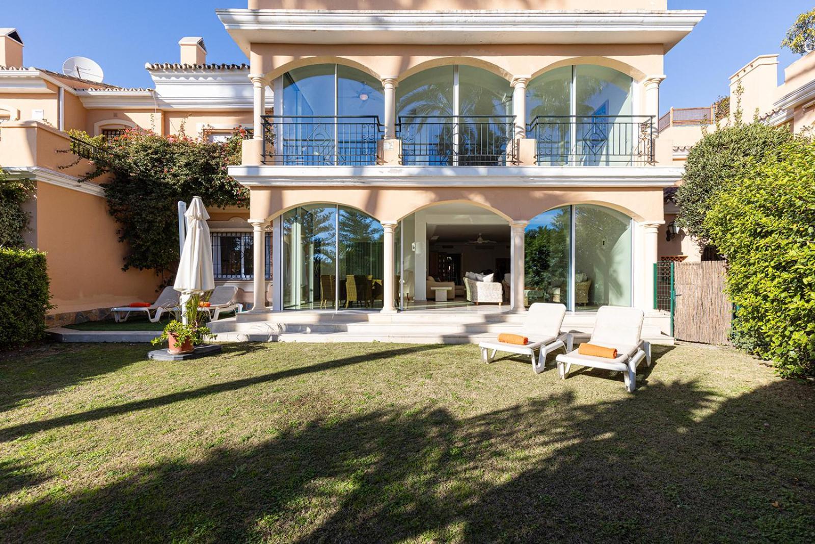Large Ground Floor With Private Garden And Access Vakantiehuis Estepona
